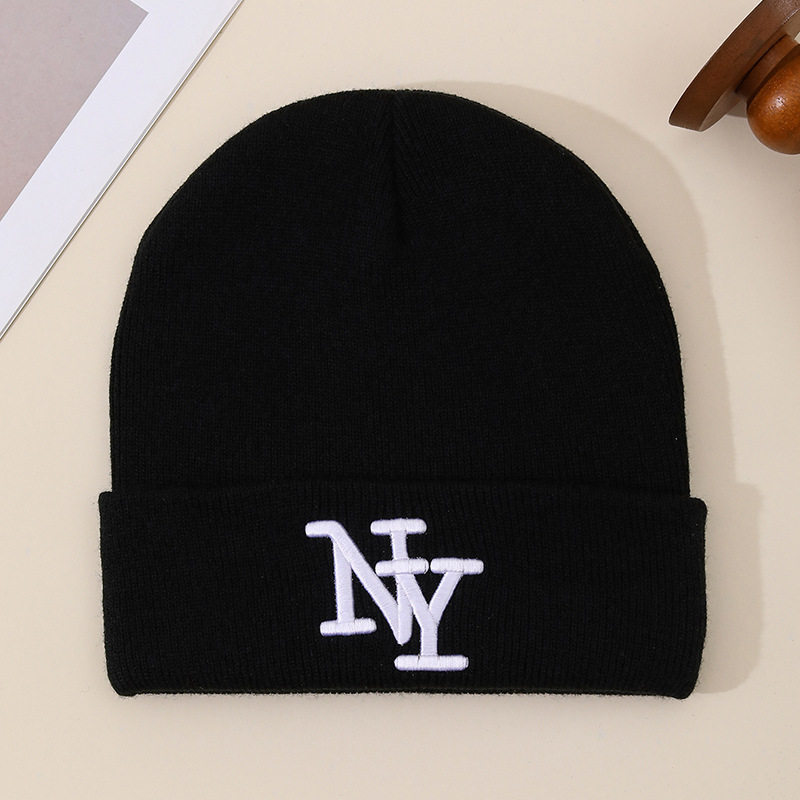 Gebreide muts met letterborduu - Beanie Cuffed Knit recensie en prijs